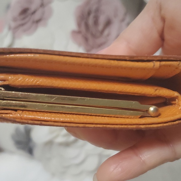 LOUIS VUITTON EPI YELLOW KISSLOUCK 💛 ✨️ - Picture 4 of 8